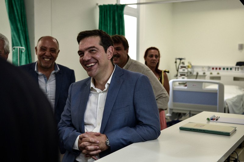 Οι γλύκες του Τσίπρα στη Σαντορίνη -Αγκαλιές, φιλιά και selfies [εικόνες] | iefimerida.gr 1