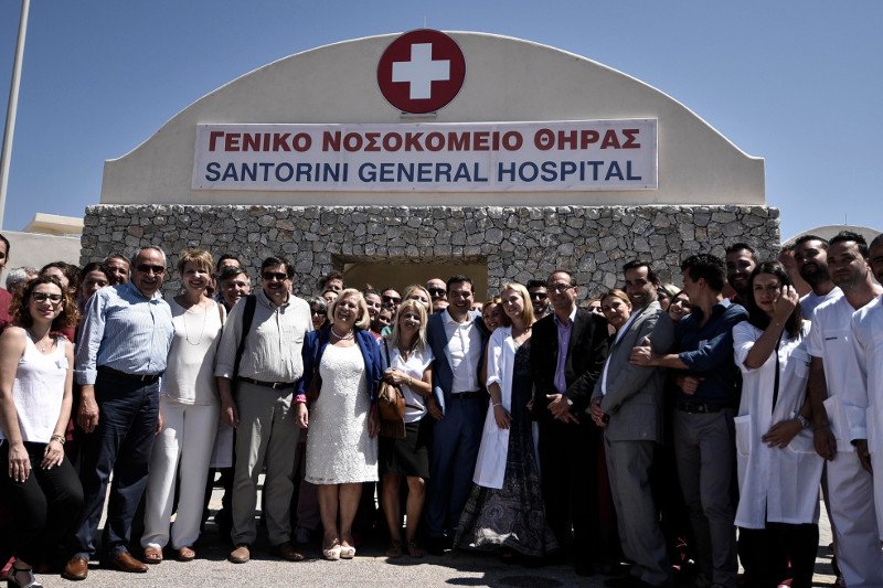 Οι γλύκες του Τσίπρα στη Σαντορίνη -Αγκαλιές, φιλιά και selfies [εικόνες] | iefimerida.gr 14