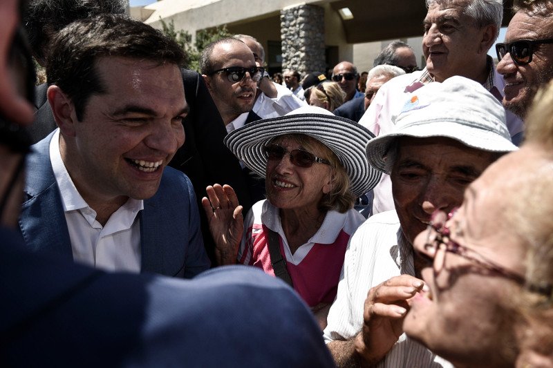 Οι γλύκες του Τσίπρα στη Σαντορίνη -Αγκαλιές, φιλιά και selfies [εικόνες] | iefimerida.gr 15