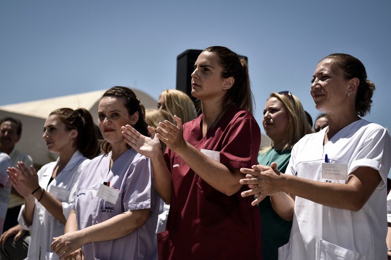 Οι γλύκες του Τσίπρα στη Σαντορίνη -Αγκαλιές, φιλιά και selfies [εικόνες] | iefimerida.gr 16