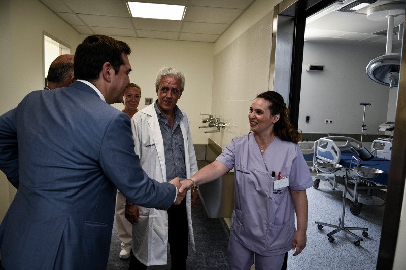 Οι γλύκες του Τσίπρα στη Σαντορίνη -Αγκαλιές, φιλιά και selfies [εικόνες] | iefimerida.gr 2