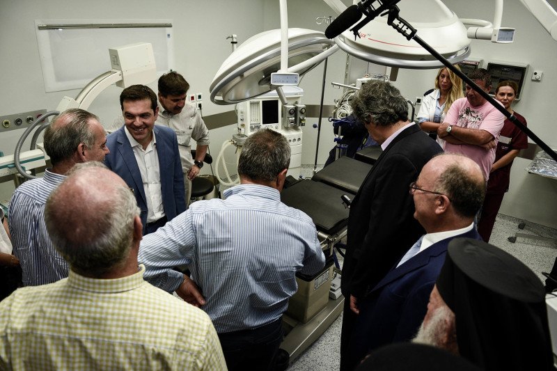 Οι γλύκες του Τσίπρα στη Σαντορίνη -Αγκαλιές, φιλιά και selfies [εικόνες] | iefimerida.gr 3