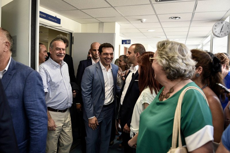 Οι γλύκες του Τσίπρα στη Σαντορίνη -Αγκαλιές, φιλιά και selfies [εικόνες] | iefimerida.gr 4