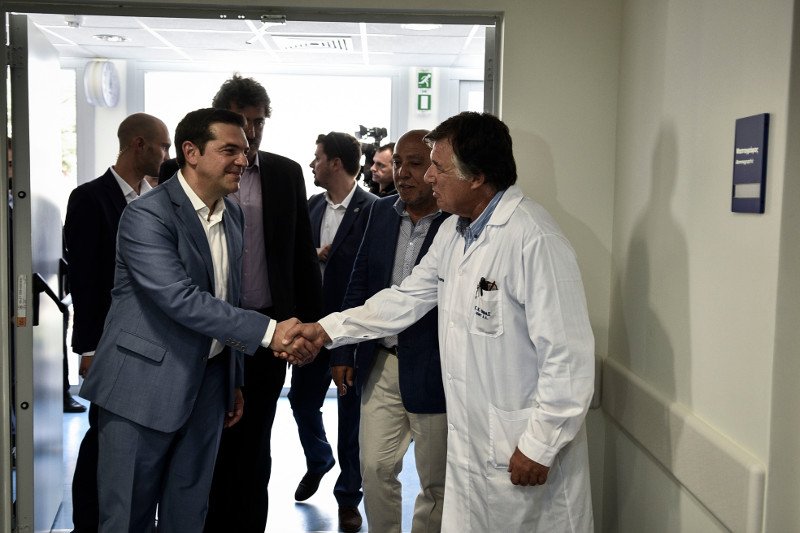 Οι γλύκες του Τσίπρα στη Σαντορίνη -Αγκαλιές, φιλιά και selfies [εικόνες] | iefimerida.gr 5