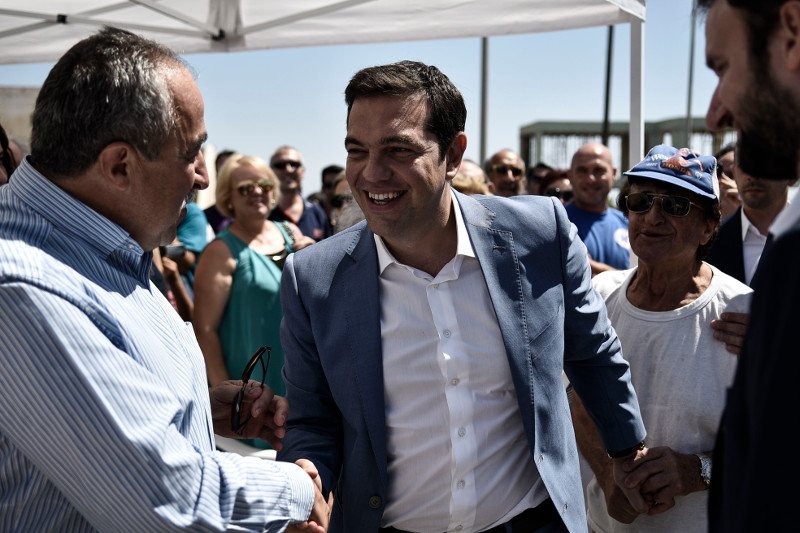 Οι γλύκες του Τσίπρα στη Σαντορίνη -Αγκαλιές, φιλιά και selfies [εικόνες] | iefimerida.gr 6