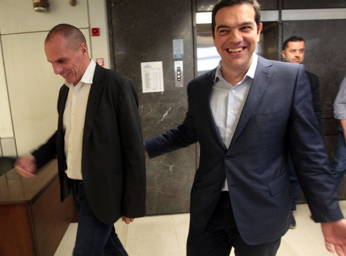 Ο Βαρουφάκης δείχνει στους φωτογράφους τι λέει στον Τσίπρα [εικόνες] | iefimerida.gr 7