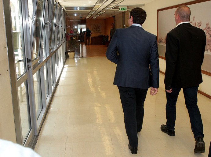 Ο Βαρουφάκης δείχνει στους φωτογράφους τι λέει στον Τσίπρα [εικόνες] | iefimerida.gr 8