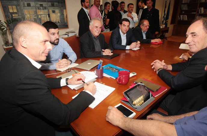 Ο Βαρουφάκης δείχνει στους φωτογράφους τι λέει στον Τσίπρα [εικόνες] | iefimerida.gr 17