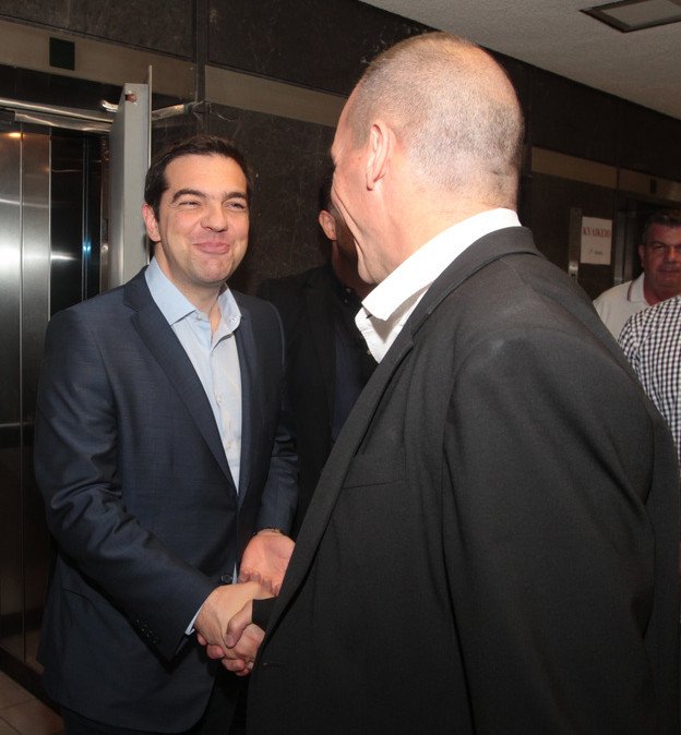 Ο Βαρουφάκης δείχνει στους φωτογράφους τι λέει στον Τσίπρα [εικόνες] | iefimerida.gr 2