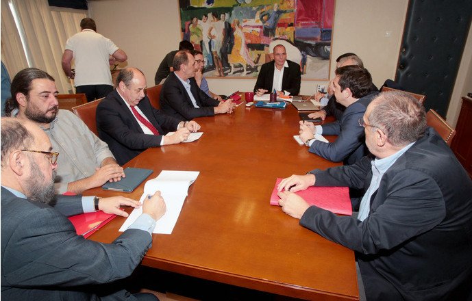 Ο Βαρουφάκης δείχνει στους φωτογράφους τι λέει στον Τσίπρα [εικόνες] | iefimerida.gr 18