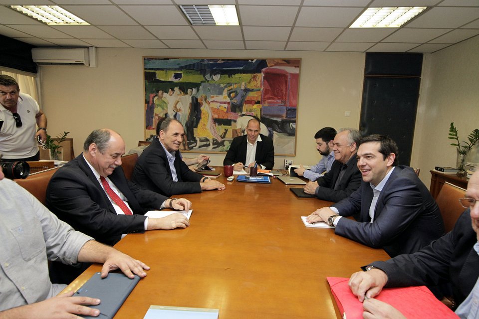 Ο Βαρουφάκης δείχνει στους φωτογράφους τι λέει στον Τσίπρα [εικόνες] | iefimerida.gr 12