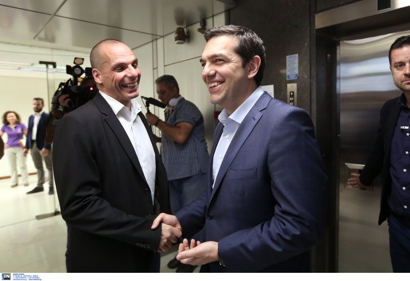 Ο Βαρουφάκης δείχνει στους φωτογράφους τι λέει στον Τσίπρα [εικόνες] | iefimerida.gr 3