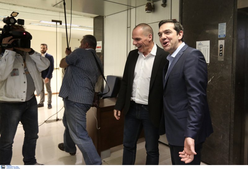 Ο Βαρουφάκης δείχνει στους φωτογράφους τι λέει στον Τσίπρα [εικόνες] | iefimerida.gr 5