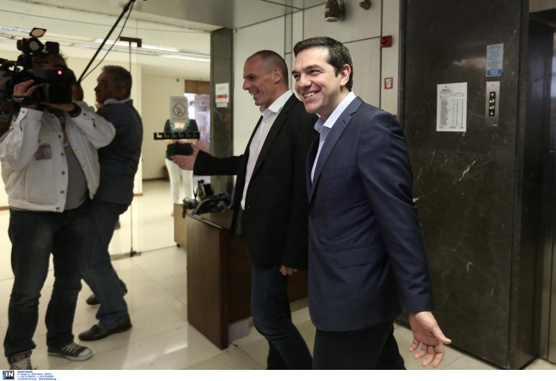 Ο Βαρουφάκης δείχνει στους φωτογράφους τι λέει στον Τσίπρα [εικόνες] | iefimerida.gr 6