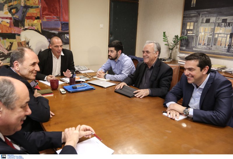 Ο Βαρουφάκης δείχνει στους φωτογράφους τι λέει στον Τσίπρα [εικόνες] | iefimerida.gr 10