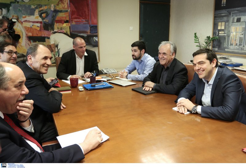 Ο Βαρουφάκης δείχνει στους φωτογράφους τι λέει στον Τσίπρα [εικόνες] | iefimerida.gr 11