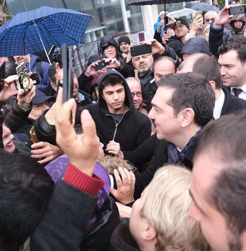 Ο Αλέξης Τσίπρας ανάμεσα σε πολίτες