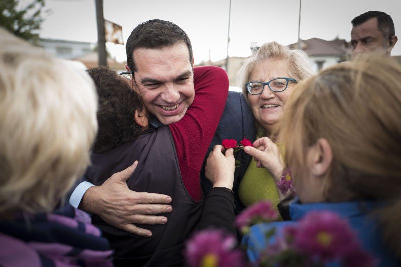 ΑΠΕ-ΜΠΕ: Εκαναν μπλόκο στον Τσίπρα για να τον ευχαριστήσουν για το μέρισμα | iefimerida.gr 0