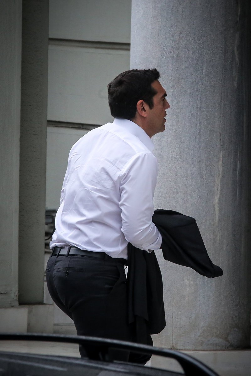 Ο Αλέξης Τσίπρας μόλις έχει φθάσει το υπουργείο Εξωτερικών