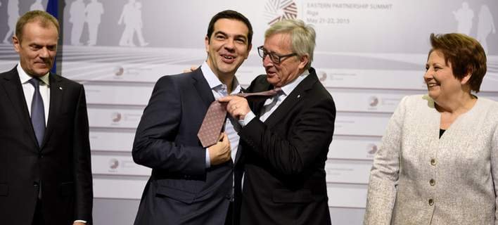 Ο εκδηλωτικός κύριος Γιούνκερ -Τρέλανε στις αγκαλιές και στα φιλιά Τσίπρα και Παυλόπουλο [εικόνες] | iefimerida.gr 0