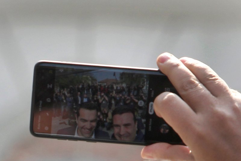 H selfie Τσίπρα-Ζάεφ από το κινητό του πρωθυπουργού των Σκοπίων