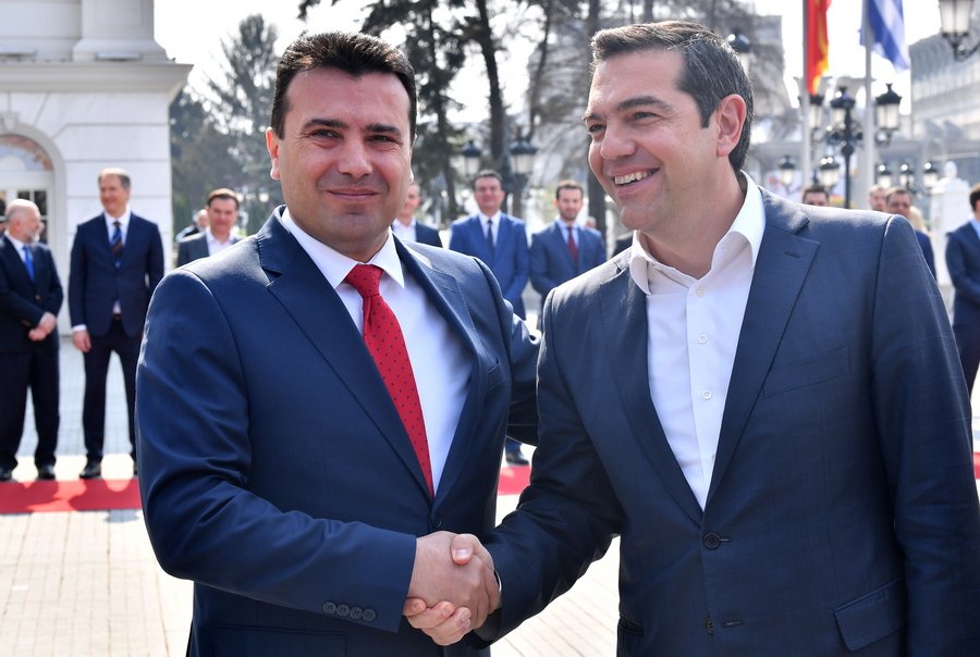 Η καθιερωμένοι χειραψία μπροστά από τους δημοσιογράφους / Φωτογραφία: EPA/GEORGI LICOVSKI