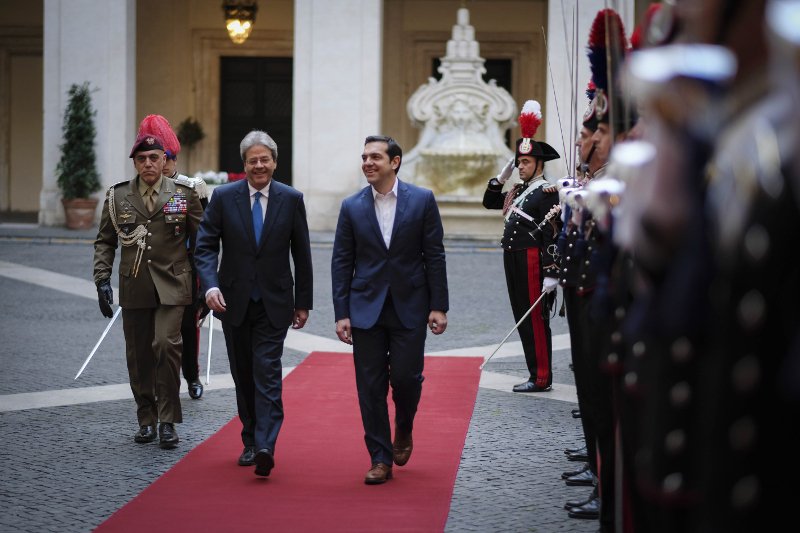 Συνάντηση Τσίπρα- Τζεντιλόνι -Στο επίκεντρο η έξοδος Ελλάδας και Ιταλίας από την κρίση [εικόνες] | iefimerida.gr 2