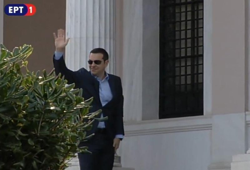 Ο πρωθυπουργός κατά την άφιξή του στο Μαξίμου