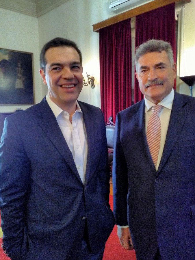 Ο Τσίπρας και η Μπέτυ ρίχνουν τον «μπότη» στην Κέρκυρα  [εικόνες & βίντεο] | iefimerida.gr 0