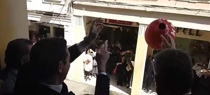 Το Πάσχα του Τσίπρα στην Κέρκυρα: Χαλαρές στιγμές με τους γιους του στην ακρογιαλιά [εικόνες] | iefimerida.gr 9