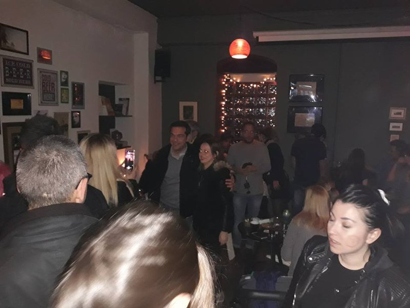 Στη Σκύρο ο Τσίπρας με την οικογένειά του -Νυχτερινή έξοδος και selfies [εικόνες] | iefimerida.gr 2