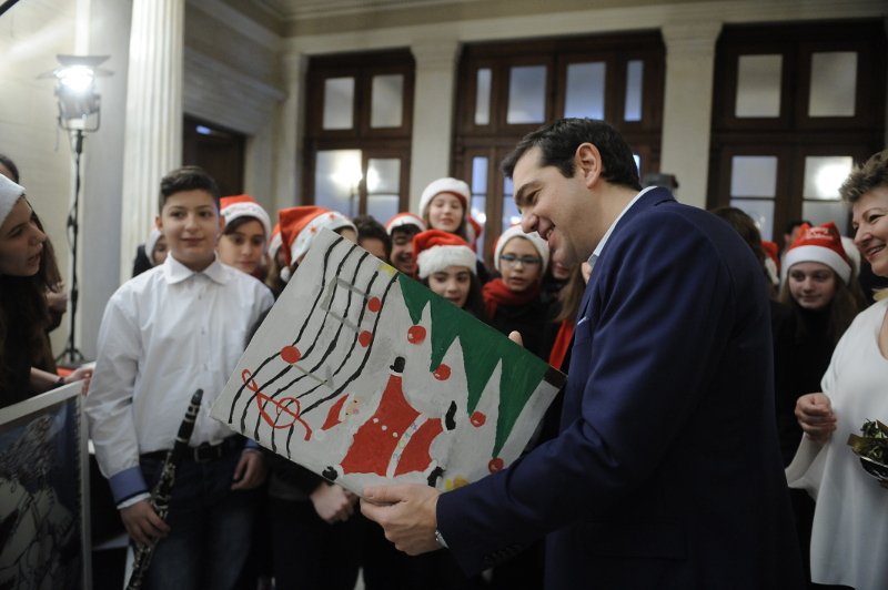 Το Μουσικό Σχολείο Αθηνών είπε τα κάλαντα στον Τσίπρα -Αλλά κάτι δεν του άρεσε [εικόνες] | iefimerida.gr 2