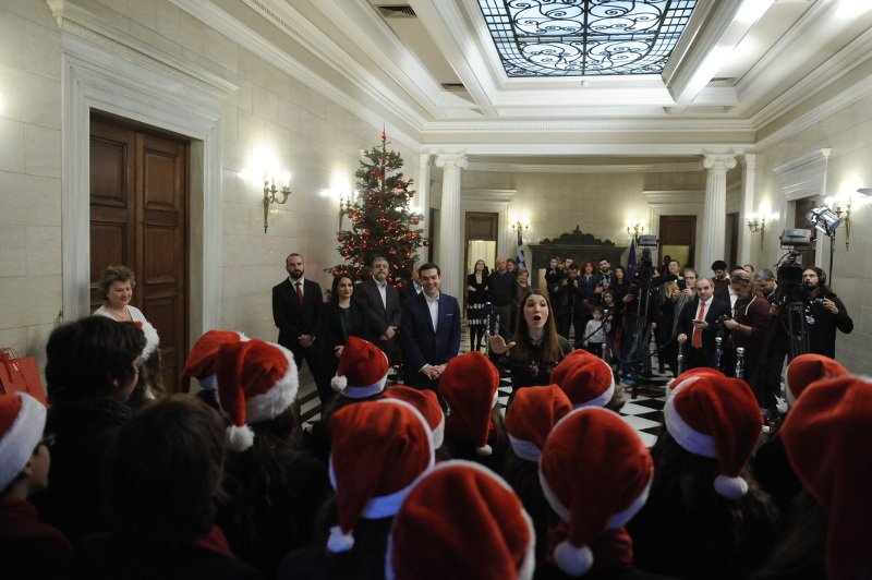 Το Μουσικό Σχολείο Αθηνών είπε τα κάλαντα στον Τσίπρα -Αλλά κάτι δεν του άρεσε [εικόνες] | iefimerida.gr 4
