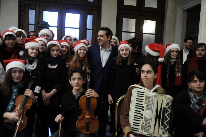 Το Μουσικό Σχολείο Αθηνών είπε τα κάλαντα στον Τσίπρα -Αλλά κάτι δεν του άρεσε [εικόνες] | iefimerida.gr 6