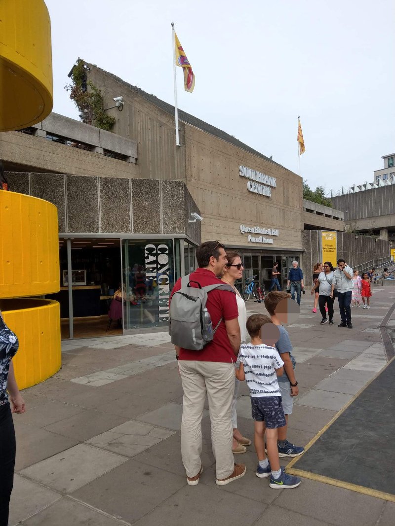 Casual ο Τσίπρας στο Λονδίνο: Με την Μπαζιάνα και τα παιδιά [εικόνα] | iefimerida.gr 0