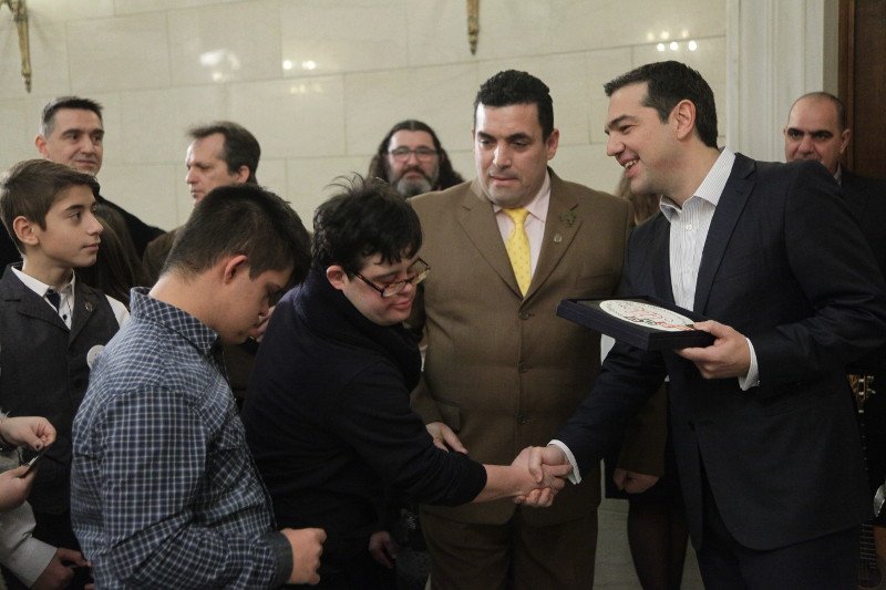 Κάλαντα και συγκίνηση στο Μέγαρο Μαξίμου -Τις πίτες που έφτιαχνε η γιαγιά του θυμήθηκε ο Τσίπρας [εικόνες] | iefimerida.gr 0