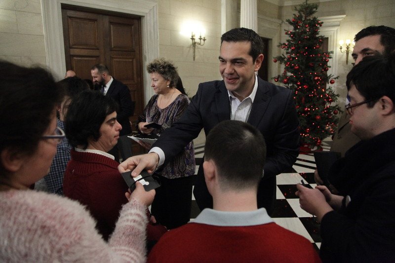 Κάλαντα και συγκίνηση στο Μέγαρο Μαξίμου -Τις πίτες που έφτιαχνε η γιαγιά του θυμήθηκε ο Τσίπρας [εικόνες] | iefimerida.gr 3