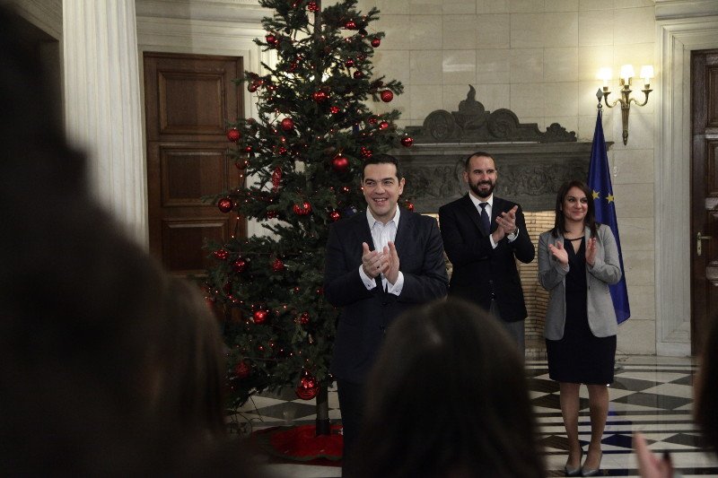 Κάλαντα και συγκίνηση στο Μέγαρο Μαξίμου -Τις πίτες που έφτιαχνε η γιαγιά του θυμήθηκε ο Τσίπρας [εικόνες] | iefimerida.gr 4