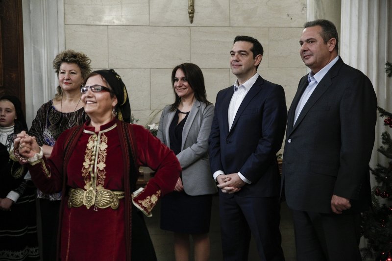 Κάλαντα και συγκίνηση στο Μέγαρο Μαξίμου -Τις πίτες που έφτιαχνε η γιαγιά του θυμήθηκε ο Τσίπρας [εικόνες] | iefimerida.gr 5