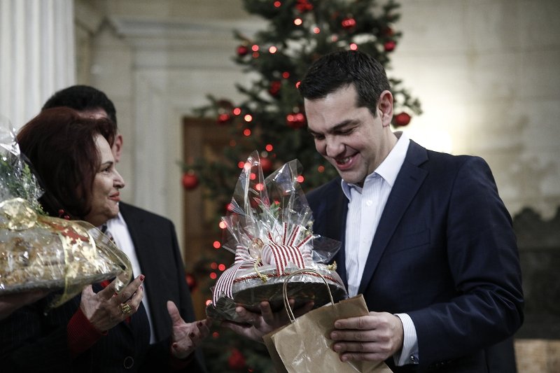 Κάλαντα και συγκίνηση στο Μέγαρο Μαξίμου -Τις πίτες που έφτιαχνε η γιαγιά του θυμήθηκε ο Τσίπρας [εικόνες] | iefimerida.gr 8