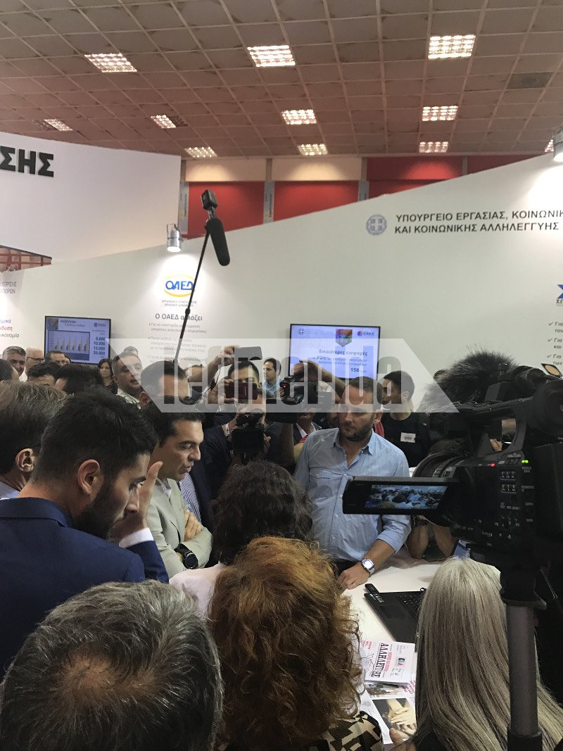 Ο Τσίπρας στα περίπτερα της ΔΕΘ: Το μετρό δεν είναι πια ανέκδοτο, μένει να πάρει ο ΠΑΟΚ πρωτάθλημα [εικόνες] | iefimerida.gr 1