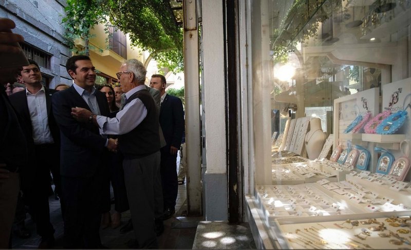 Οι βόλτες του Τσίπρα στα στενά της Λήμνου [εικόνες] | iefimerida.gr 2