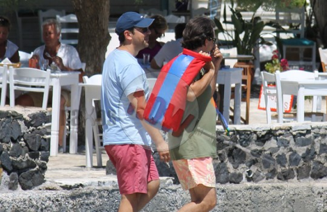 Στη Νάξο για μίνι διακοπές ο Τσίπρας: Με στιλ καλοκαιρινό, καπελάκι, γυαλιά και βερμούδα [εικόνες] | iefimerida.gr 1