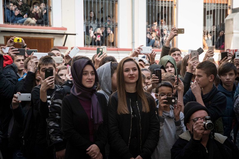 Οι selfies του Τσίπρα με τις μουσουλμάνες μαθήτριες στην Ξάνθη και ο καφές σε παραδοσιακό καφενείο [εικόνες] | iefimerida.gr 11