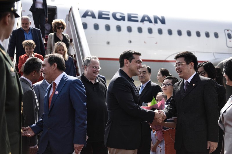 Οι πρώτες φωτογραφίες από το ταξίδι Τσίπρα στο Πεκίνο -Το μπουκέτο με τα χρωματιστά λουλούδια που του έδωσε μικρή Κινεζούλα [εικόνες] | iefimerida.gr 6
