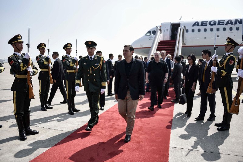 Οι πρώτες φωτογραφίες από το ταξίδι Τσίπρα στο Πεκίνο -Το μπουκέτο με τα χρωματιστά λουλούδια που του έδωσε μικρή Κινεζούλα [εικόνες] | iefimerida.gr 7