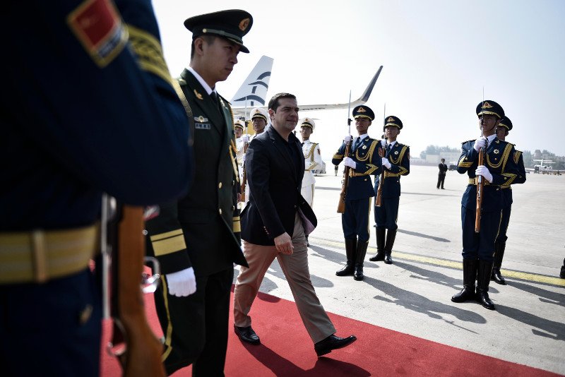 Οι πρώτες φωτογραφίες από το ταξίδι Τσίπρα στο Πεκίνο -Το μπουκέτο με τα χρωματιστά λουλούδια που του έδωσε μικρή Κινεζούλα [εικόνες] | iefimerida.gr 8