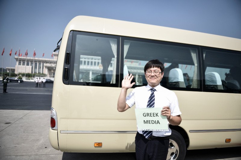 Οι πρώτες φωτογραφίες από το ταξίδι Τσίπρα στο Πεκίνο -Το μπουκέτο με τα χρωματιστά λουλούδια που του έδωσε μικρή Κινεζούλα [εικόνες] | iefimerida.gr 9