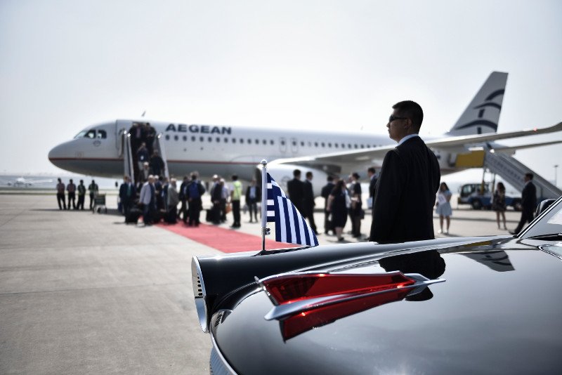 Οι πρώτες φωτογραφίες από το ταξίδι Τσίπρα στο Πεκίνο -Το μπουκέτο με τα χρωματιστά λουλούδια που του έδωσε μικρή Κινεζούλα [εικόνες] | iefimerida.gr 10