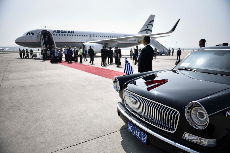 Οι πρώτες φωτογραφίες από το ταξίδι Τσίπρα στο Πεκίνο -Το μπουκέτο με τα χρωματιστά λουλούδια που του έδωσε μικρή Κινεζούλα [εικόνες] | iefimerida.gr 11